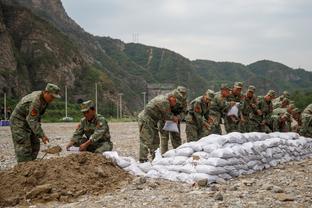 沃恩：卡梅隆-托马斯在上半场拯救了我们 他还在成长